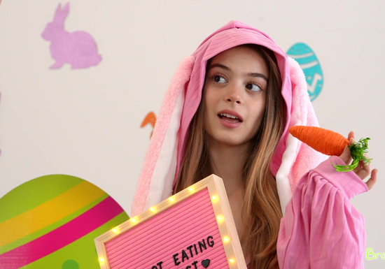 Морковку отсосать? — пасхальная зайка-сводная сестра!